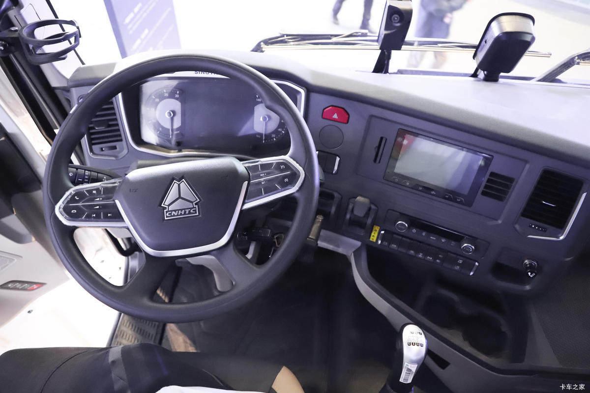 �й�����HOWO Max�ؿ� 480���� 6X4 ˫ȼ��Σ��Ʒǣ����(Һ��)��ʻ��                                               