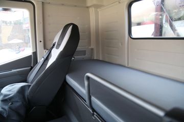 �������� ��ʨC6 ���ϼ�ǿ�� 440���� 8X4 7.6��CNG��ж��(����)(CQ3317HD12466N)ͼƬ