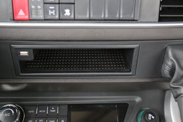 �������� ��ʨH6 590���� 6X4 LNG�Զ���ǣ����(CQ4257SZ384S)ͼƬ