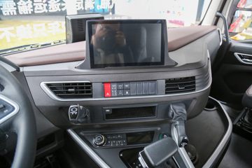 �������� ��ʨH6 590���� 6X4 LNG�Զ���ǣ����(CQ4257SZ384S)ͼƬ