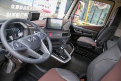 上汽红岩 杰狮H6 590马力 6X4 LNG自动档牵引车(CQ4257SZ384S)