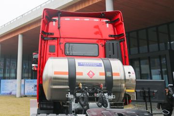 �������� ��ʨH6 590���� 6X4 LNG�Զ���ǣ����(CQ4257SZ384S)ͼƬ