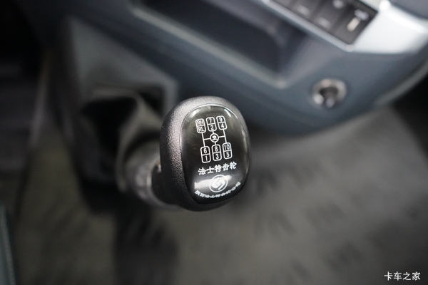 乘龙H5 270马力 4X2 9.7米厢式载货车直降2万!!!