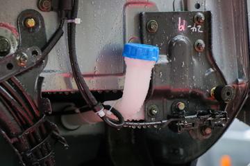 �������� ����HK 580���� 6X4 LNG�Զ���ǣ����(LZ4250H5DM3)ͼƬ