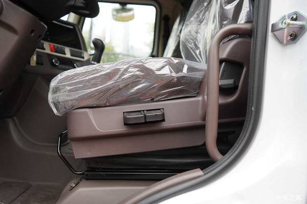 乘龙H5 290马力 4X2 9.7米厢式载货车直降1.5万