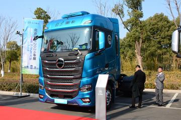 �����ؿ� ׷�� ���ʰ� 530���� 6X4 LNG�Զ���ǣ����ͼƬ