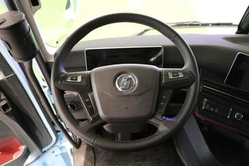 �������ó� �Ӱ�S700 580���� 6X4 CNG�Զ���ǣ����ͼƬ