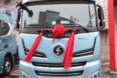 陕汽重卡 德龙X6000 旗舰版 590马力 6X4 LNG自动档牵引车(液缓)(SX4259GE4TLQ4)