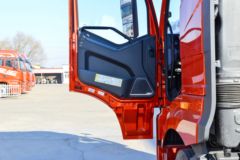 一汽解放 J6G 领航版 320马力 4X2 6.75米AMT自动档栏板载货车(CA1181P62K1L4E6)