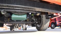 一汽解放 J6G 领航版 320马力 4X2 6.75米AMT自动档栏板载货车(CA1181P62K1L4E6)