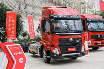 中国重汽成都商用车 豪沃V5-X 290马力 4X2 9.8米LNG厢式载货车
