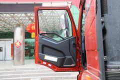 一汽解放 J6L 300马力 4X2 6.75米栏板载货车(CA1181P62K1L4E6)