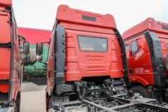一汽解放 J6L 300马力 4X2 6.75米栏板载货车(CA1181P62K1L4E6)
