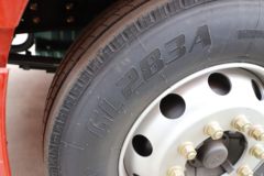 一汽解放 J6L 300马力 4X2 6.75米栏板载货车(CA1181P62K1L4E6)