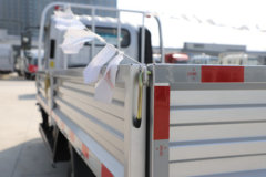 蓝擎轻卡 龙N 140马力 4.18米单排栏板轻卡(中体)(YTQ1041KK333)