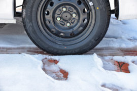 橙仕01&nbsp;电动封闭厢货底盘图片