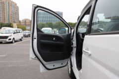 金杯 金海狮 2023款 旅行狮 150马力 2L 5/6座轻客