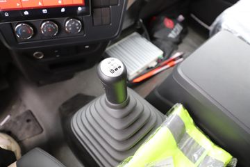 �������ó� ���KR PLUS ��ҫ�� 290���� 4X2 8.3����ʽ�ػ���(DFH5180XXYE8)ͼƬ