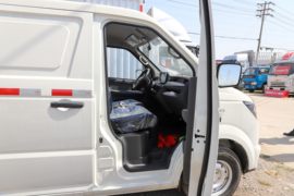 御风EM27&nbsp;电动封闭厢货驾驶室图片