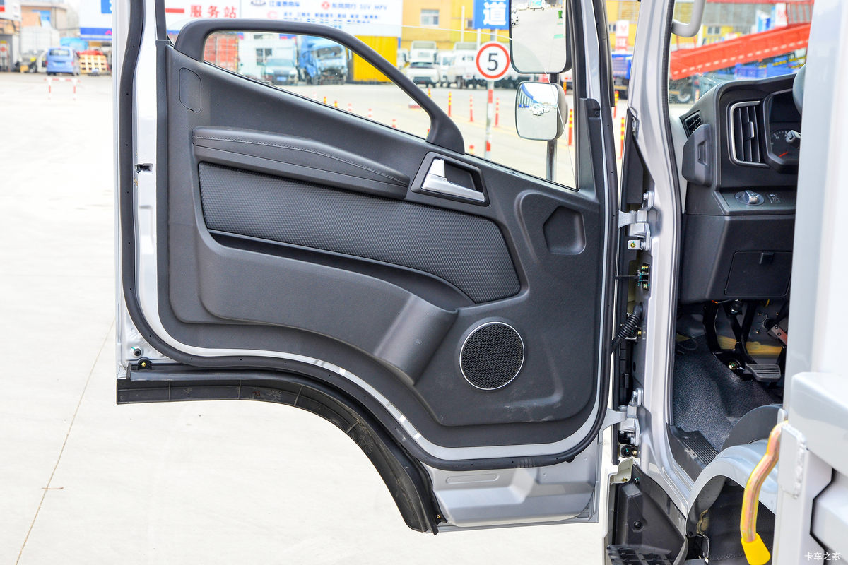 J6F载货车驾驶室图片