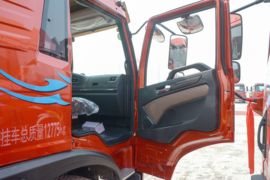 龙V&nbsp;牵引车驾驶室                                               图片