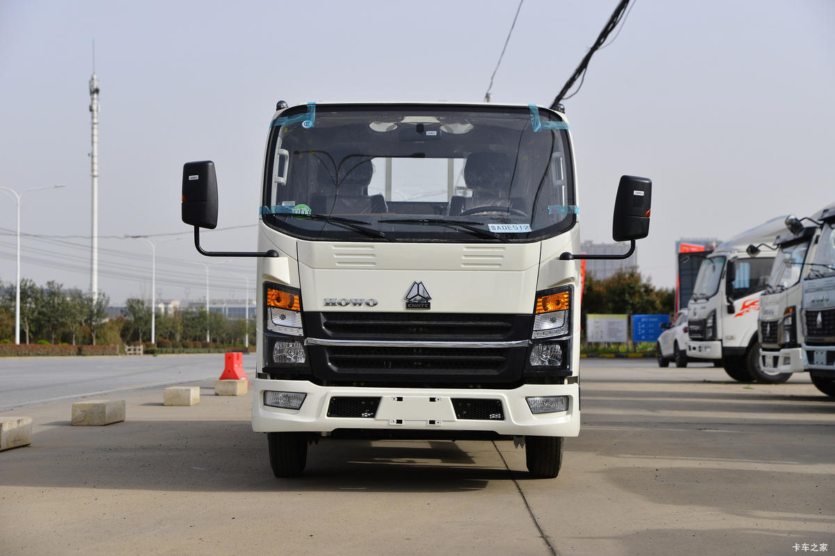 中国重汽HOWO 悍将M 145马力 3.85米排半仓栅式轻卡(万里扬8档)