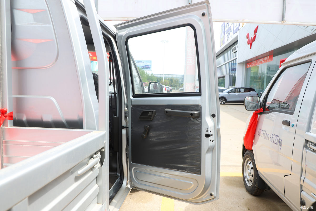 ���� �ٹ��¿� ������ 2L 136���� ���� 2.6��˫������΢��(��˫̥)(LZW1030SLGHUB)��ʻ��                                               