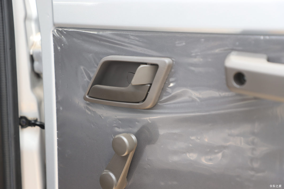 ���� �ٹ��¿� ������ 2L 136���� ���� 2.6��˫������΢��(��˫̥)(LZW1030SLGHUB)��ʻ��                                               