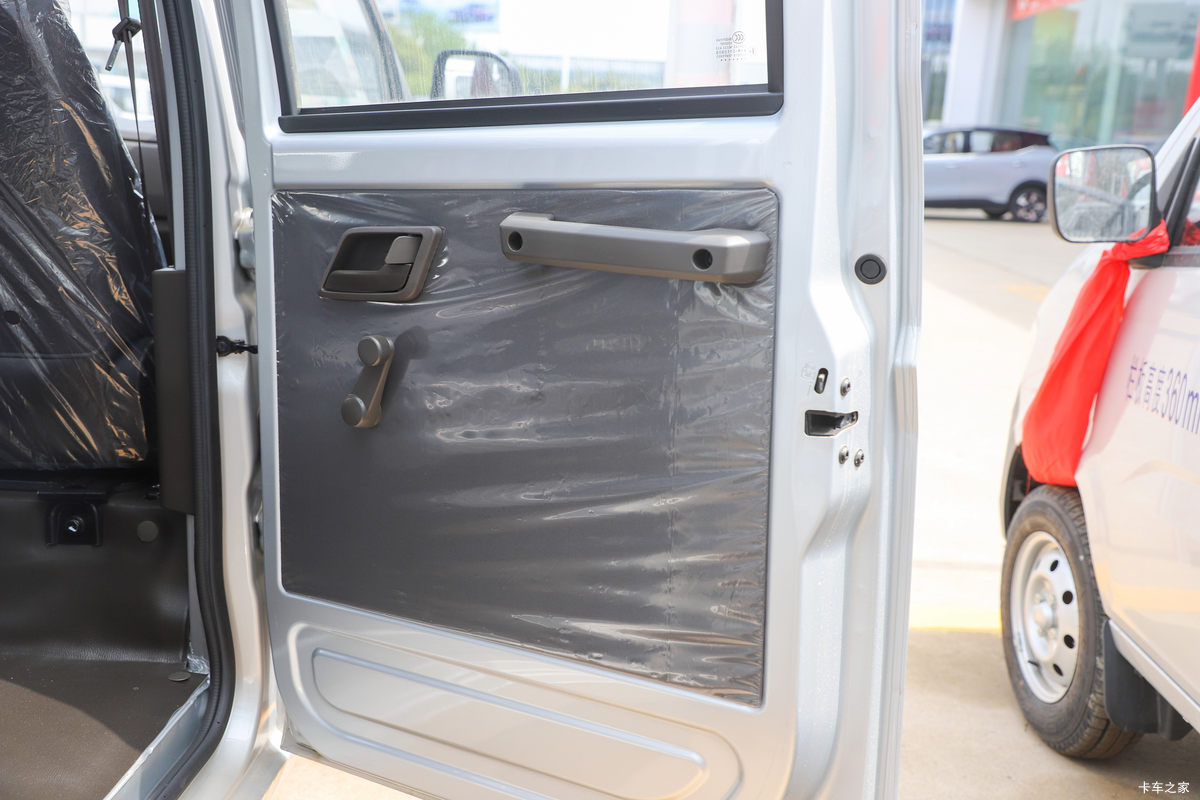 ���� �ٹ��¿� ������ 2L 136���� ���� 2.6��˫������΢��(��˫̥)(LZW1030SLGHUB)��ʻ��                                               