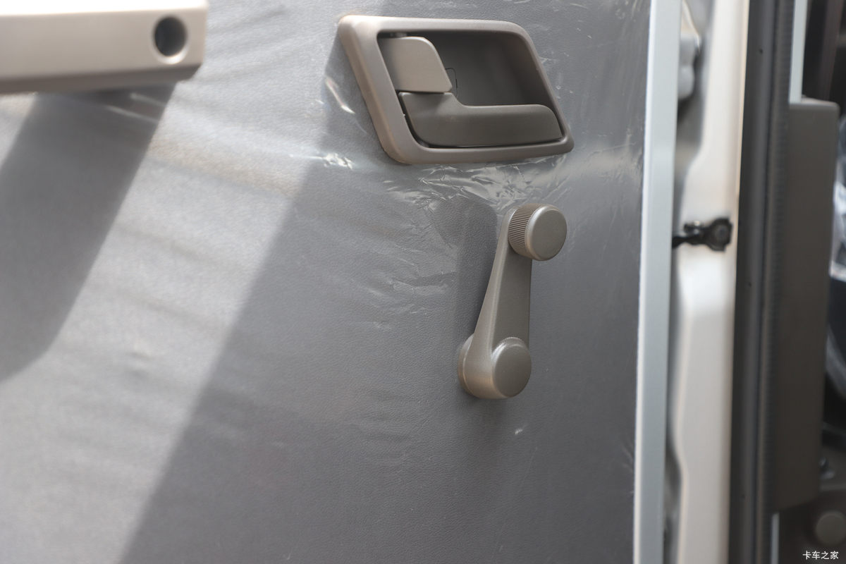 ���� �ٹ��¿� ������ 2L 136���� ���� 2.6��˫������΢��(��˫̥)(LZW1030SLGHUB)��ʻ��                                               