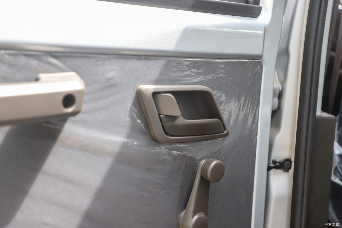 ���� �ٹ��¿� ������ 2L 136���� ���� 2.6��˫������΢��(��˫̥)(LZW1030SLGHUB)��ʻ��                                               