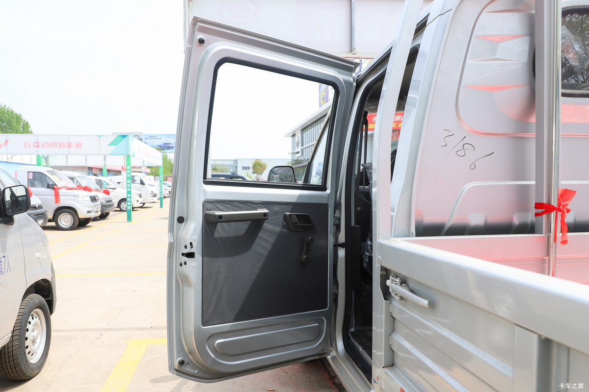 ���� �ٹ��¿� ������ 2L 136���� ���� 2.6��˫������΢��(��˫̥)(LZW1030SLGHUB)��ʻ��                                               