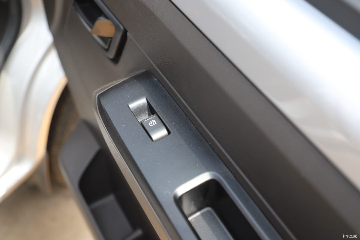 ���� �ٹ��¿� ������ 2L 136���� ���� 2.6��˫������΢��(��˫̥)(LZW1030SLGHUB)��ʻ��                                               