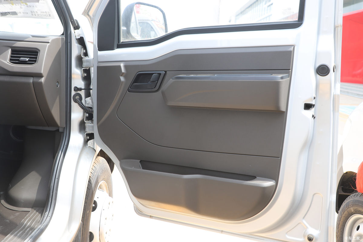 ���� �ٹ��¿� ������ 2L 136���� ���� 2.6��˫������΢��(��˫̥)(LZW1030SLGHUB)��ʻ��                                               