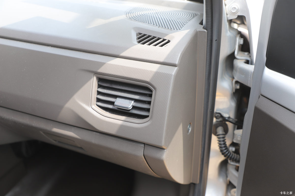 ���� �ٹ��¿� ������ 2L 136���� ���� 2.6��˫������΢��(��˫̥)(LZW1030SLGHUB)��ʻ��                                               