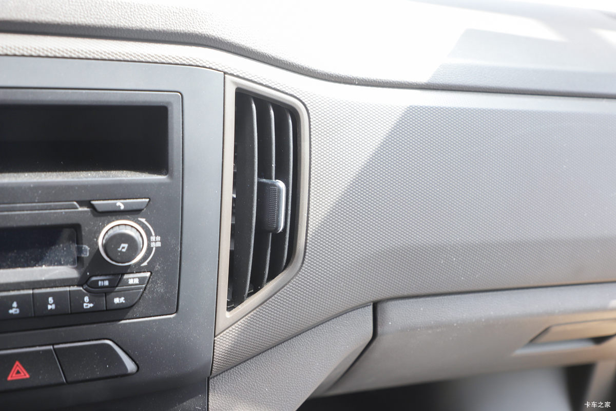 ���� �ٹ��¿� ������ 2L 136���� ���� 2.6��˫������΢��(��˫̥)(LZW1030SLGHUB)��ʻ��                                               