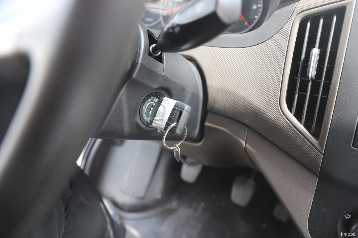 ���� �ٹ��¿� ������ 2L 136���� ���� 2.6��˫������΢��(��˫̥)(LZW1030SLGHUB)��ʻ��                                               