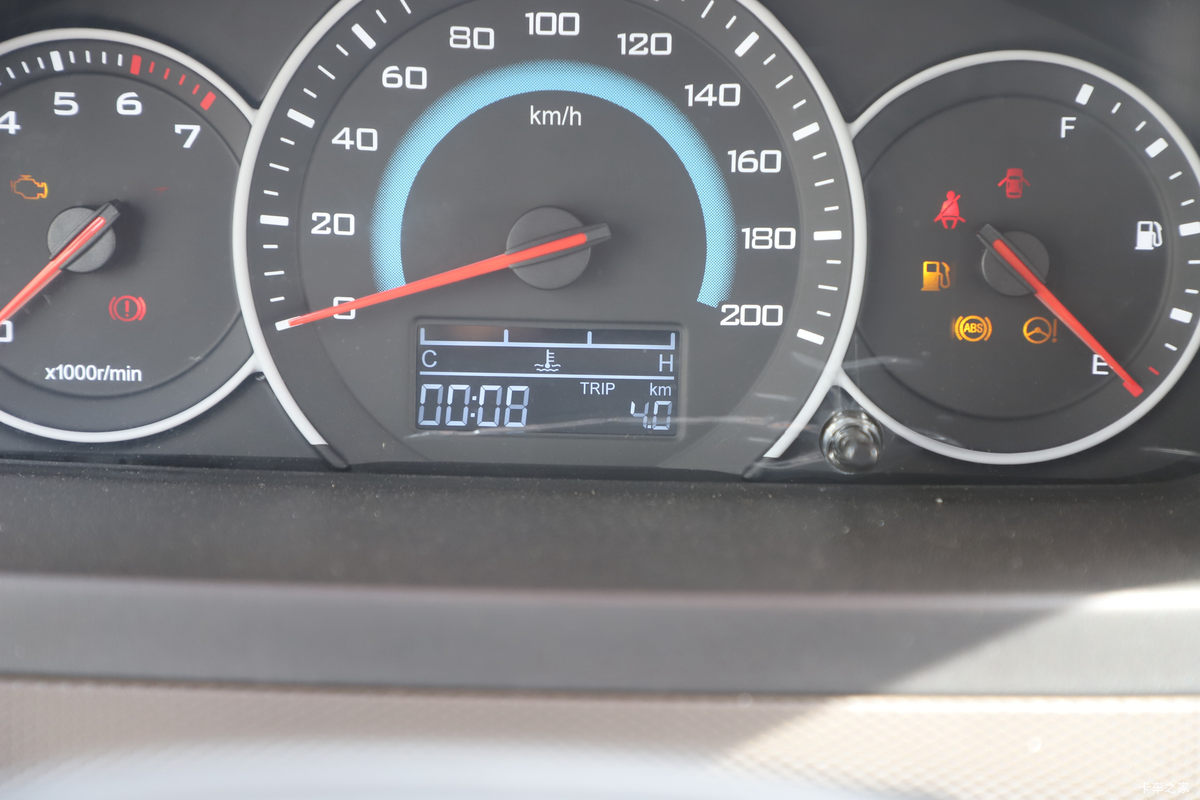 ���� �ٹ��¿� ������ 2L 136���� ���� 2.6��˫������΢��(��˫̥)(LZW1030SLGHUB)��ʻ��                                               