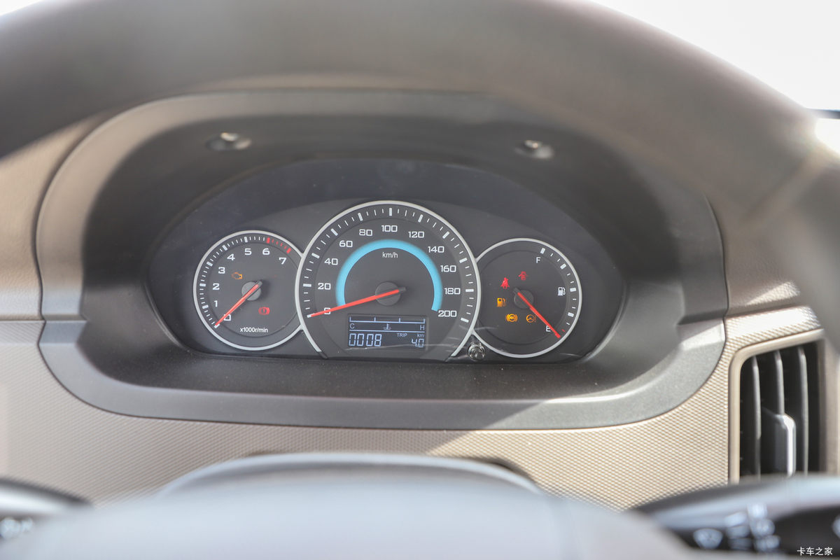 ���� �ٹ��¿� ������ 2L 136���� ���� 2.6��˫������΢��(��˫̥)(LZW1030SLGHUB)��ʻ��                                               