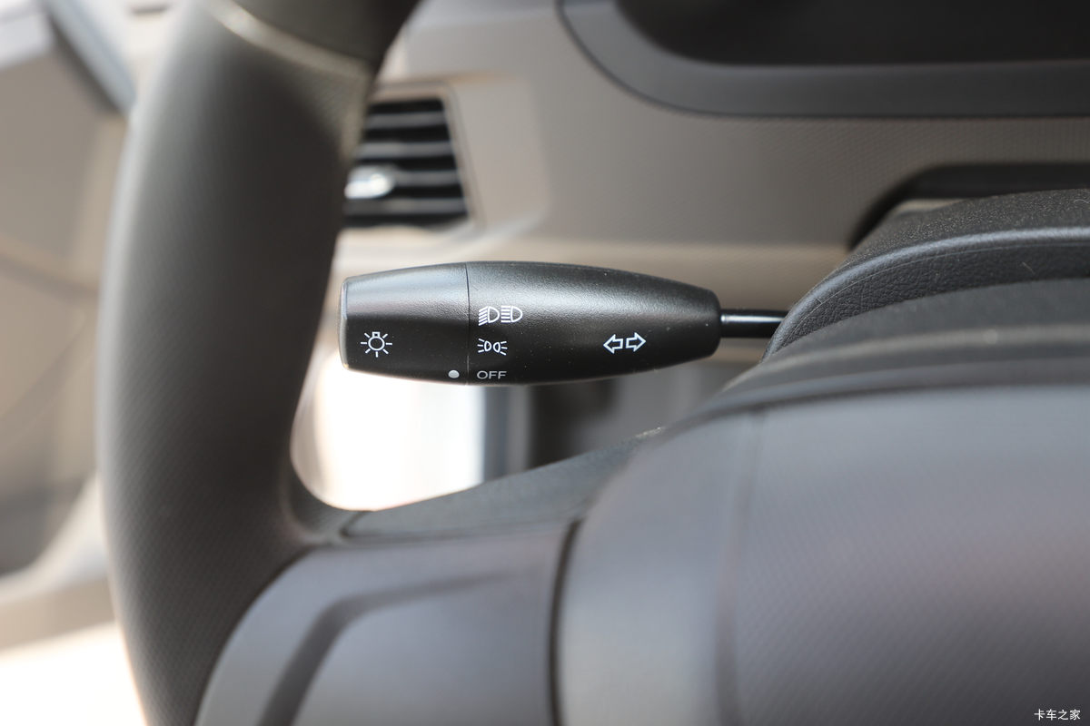 ���� �ٹ��¿� ������ 2L 136���� ���� 2.6��˫������΢��(��˫̥)(LZW1030SLGHUB)��ʻ��                                               