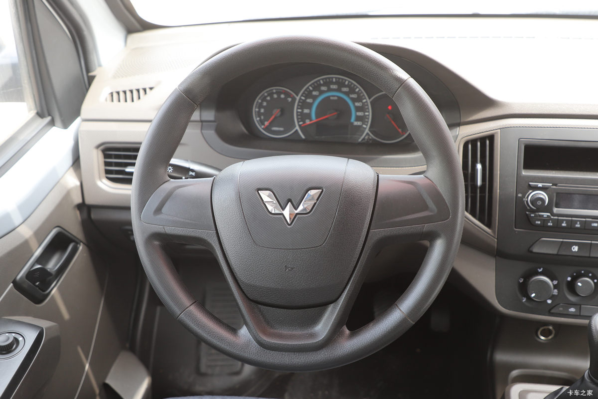 ���� �ٹ��¿� ������ 2L 136���� ���� 2.6��˫������΢��(��˫̥)(LZW1030SLGHUB)��ʻ��                                               