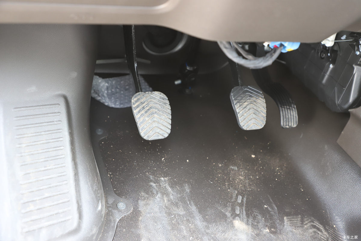 ���� �ٹ��¿� ������ 2L 136���� ���� 2.6��˫������΢��(��˫̥)(LZW1030SLGHUB)��ʻ��                                               