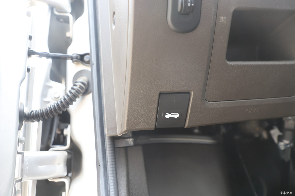 ���� �ٹ��¿� ������ 2L 136���� ���� 2.6��˫������΢��(��˫̥)(LZW1030SLGHUB)��ʻ��                                               