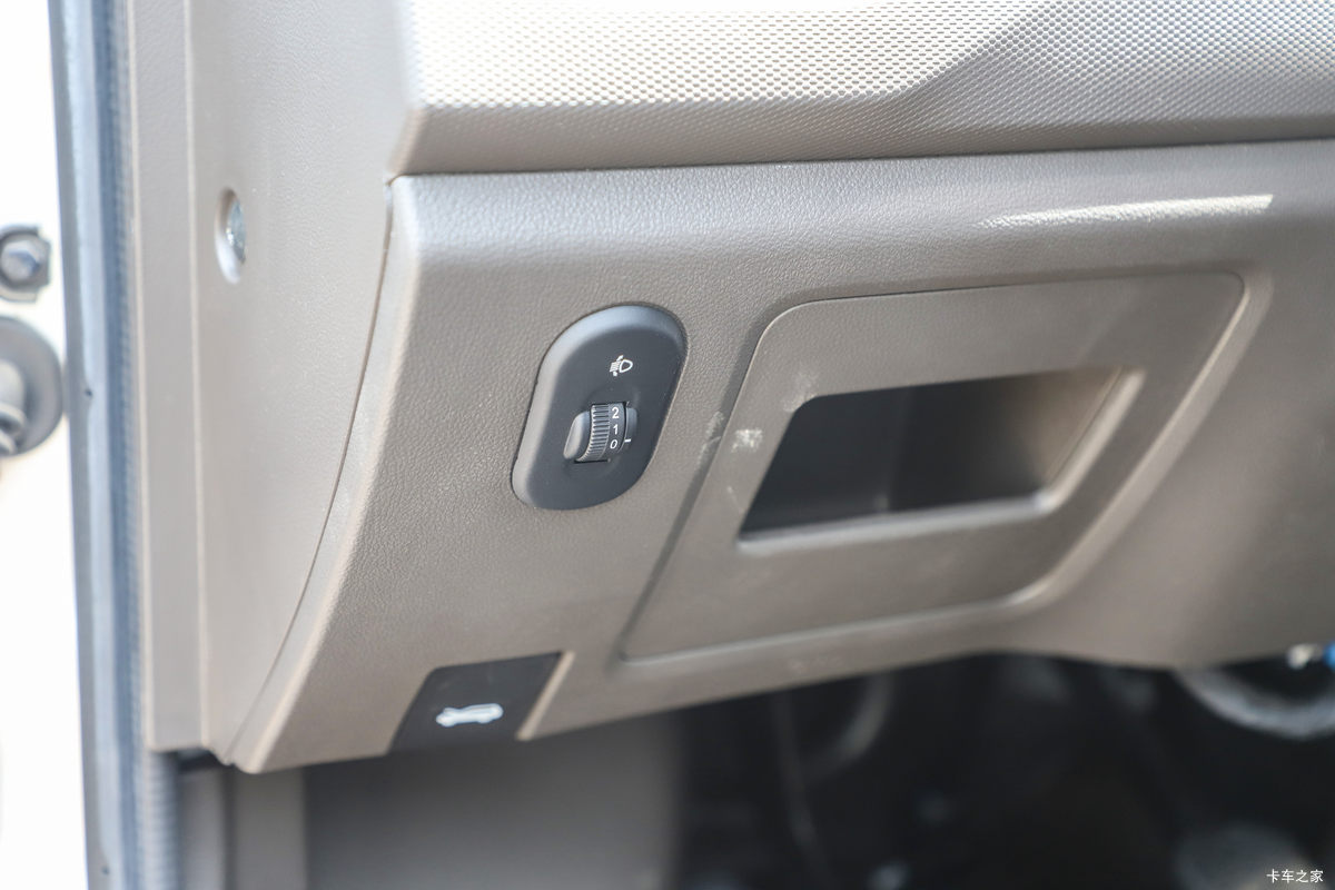 ���� �ٹ��¿� ������ 2L 136���� ���� 2.6��˫������΢��(��˫̥)(LZW1030SLGHUB)��ʻ��                                               