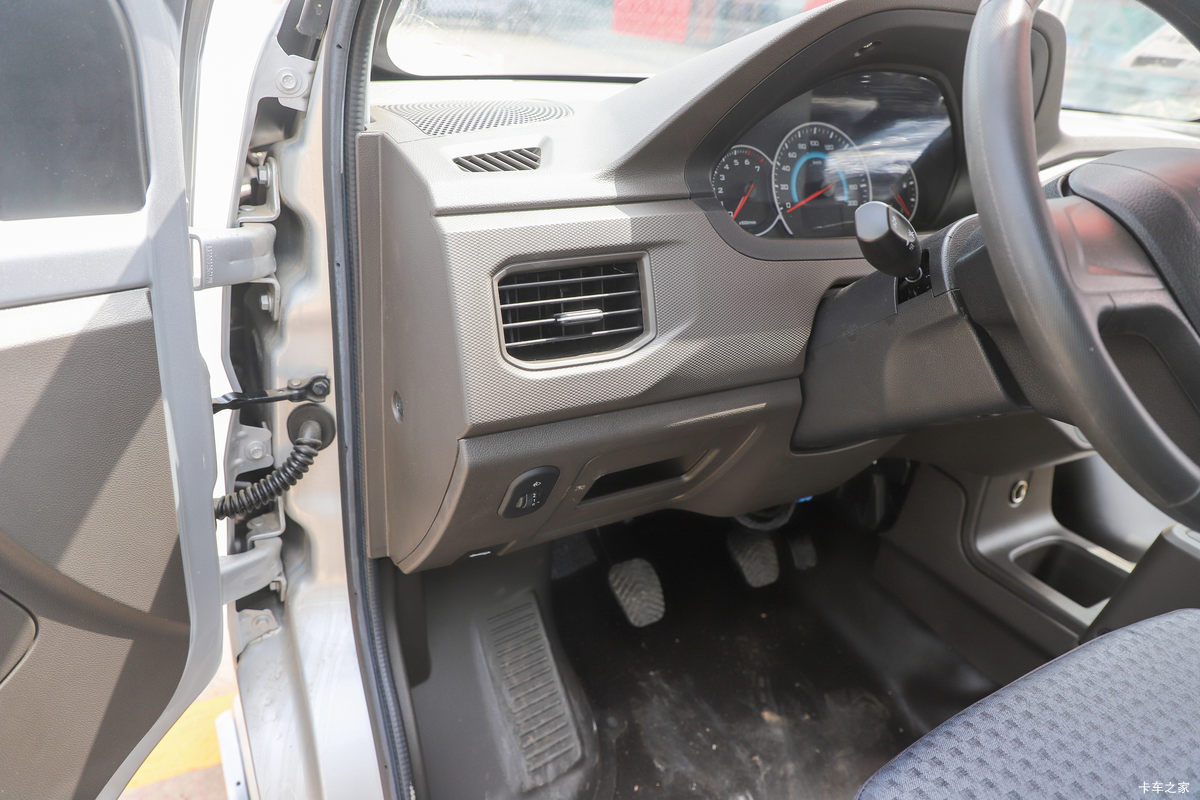 ���� �ٹ��¿� ������ 2L 136���� ���� 2.6��˫������΢��(��˫̥)(LZW1030SLGHUB)��ʻ��                                               