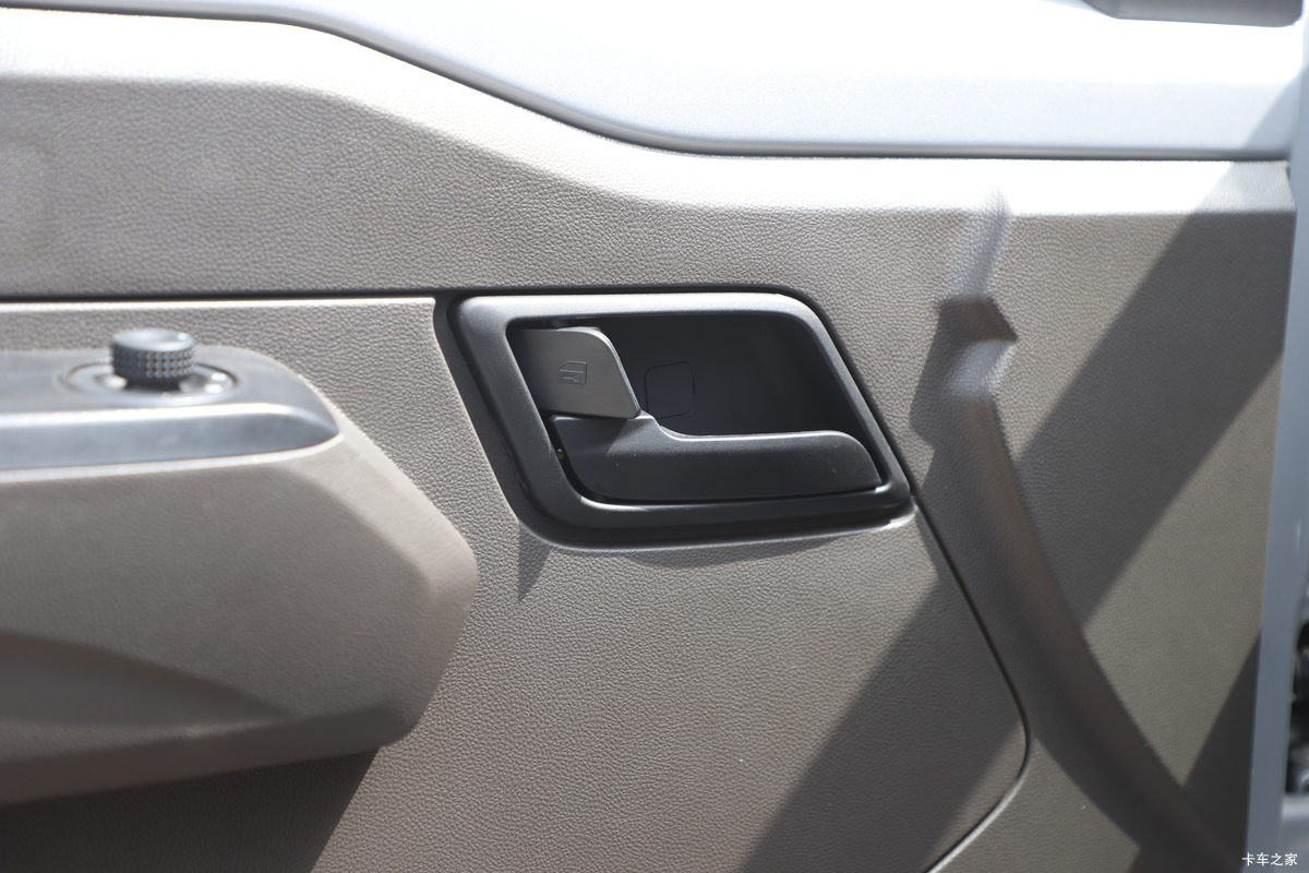 ���� �ٹ��¿� ������ 2L 136���� ���� 2.6��˫������΢��(��˫̥)(LZW1030SLGHUB)��ʻ��                                               