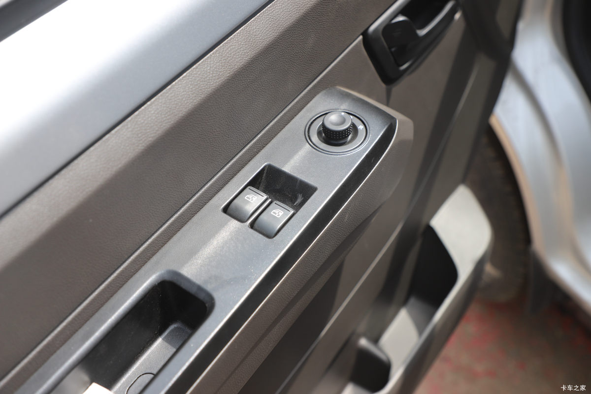 ���� �ٹ��¿� ������ 2L 136���� ���� 2.6��˫������΢��(��˫̥)(LZW1030SLGHUB)��ʻ��                                               