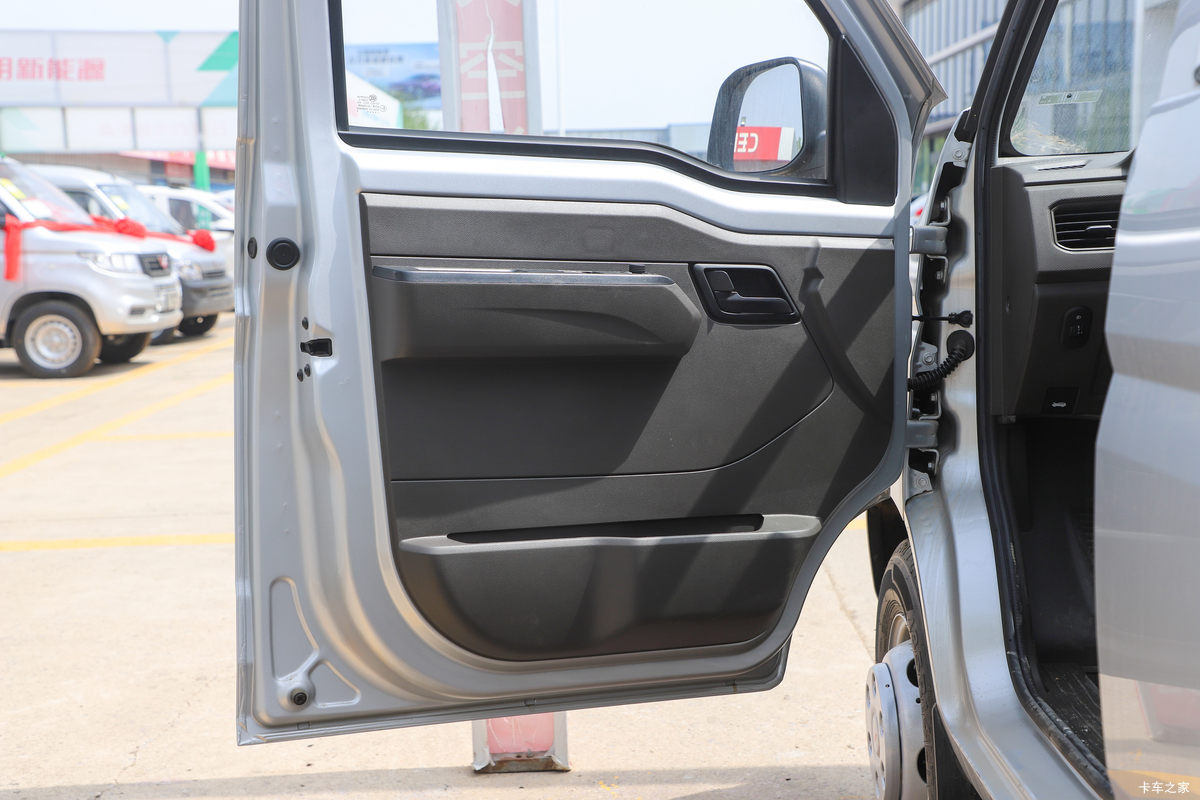 ���� �ٹ��¿� ������ 2L 136���� ���� 2.6��˫������΢��(��˫̥)(LZW1030SLGHUB)��ʻ��                                               