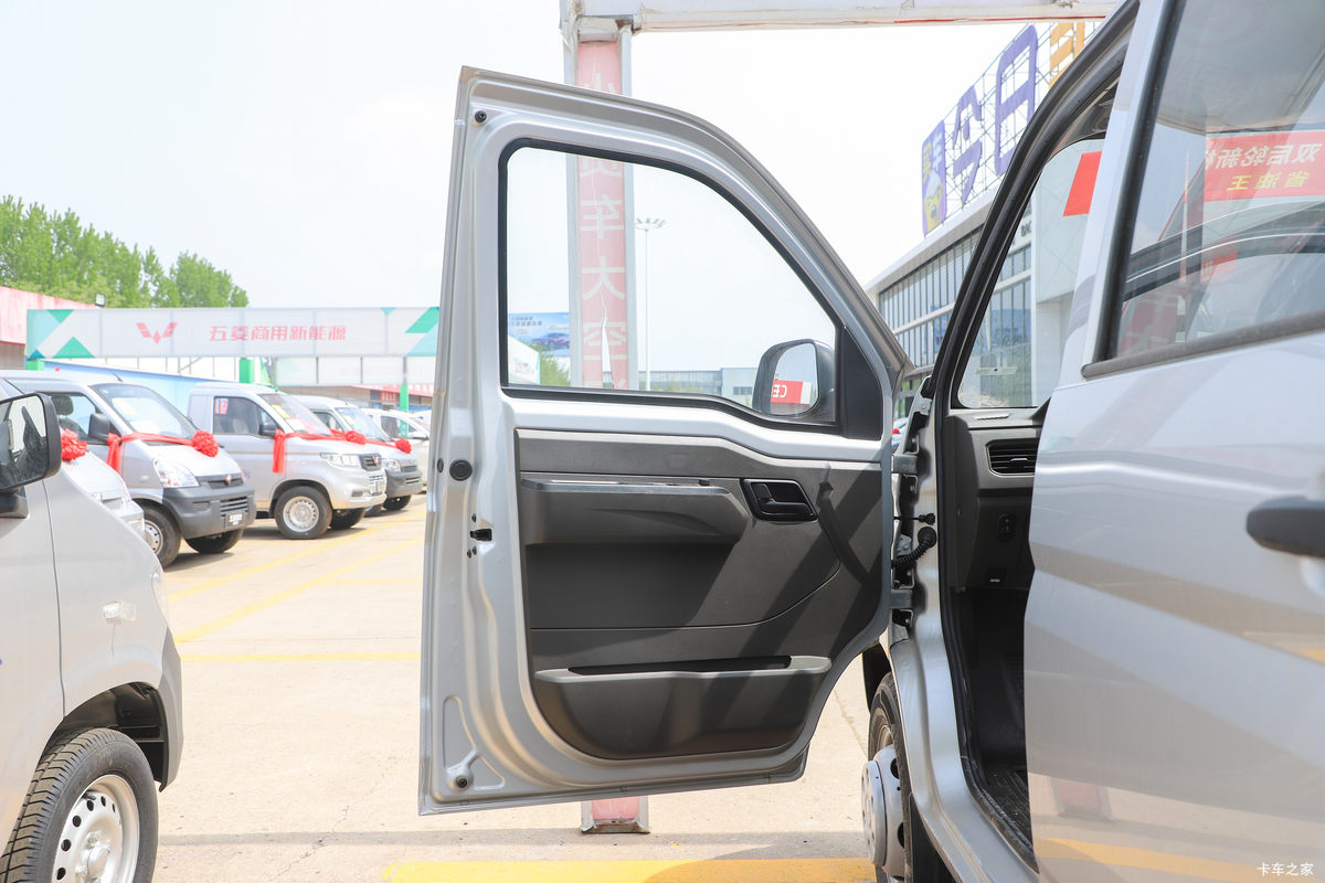 ���� �ٹ��¿� ������ 2L 136���� ���� 2.6��˫������΢��(��˫̥)(LZW1030SLGHUB)��ʻ��                                               