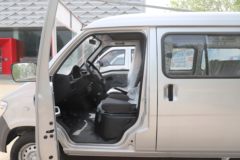 五菱之光 实用型 7座 102马力 1.5L面包车